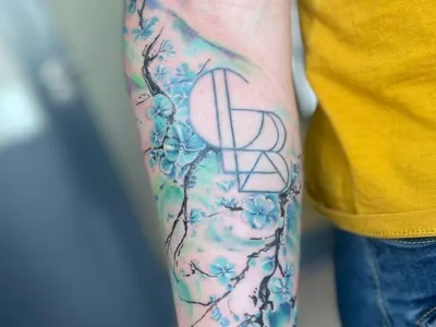 Tatouage fleurs de cerisier bleu